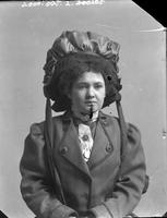 [Carte de Visite single portrait of an young Women sitting]