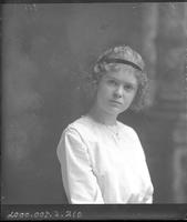 [Carte de Visite single portrait of adult Female]