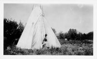 Assembling teepee Aug 1928 Arnold's Dude Ranch